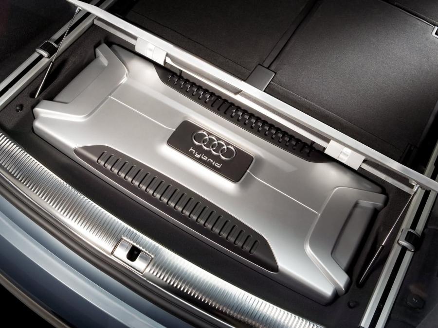 Моторный отсек Audi Q7 Hybrid 4.2 Quattro Concept (4L) 2005 года  (фото 13 из 21)